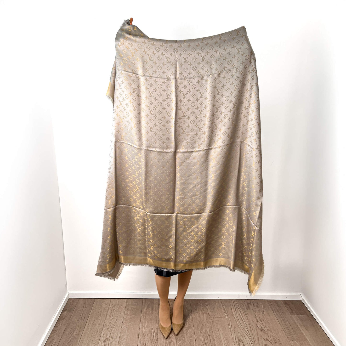 Second hand Louis Vuitton Classic Wool Viscose Silk Foulard Gold - Tabita Bags