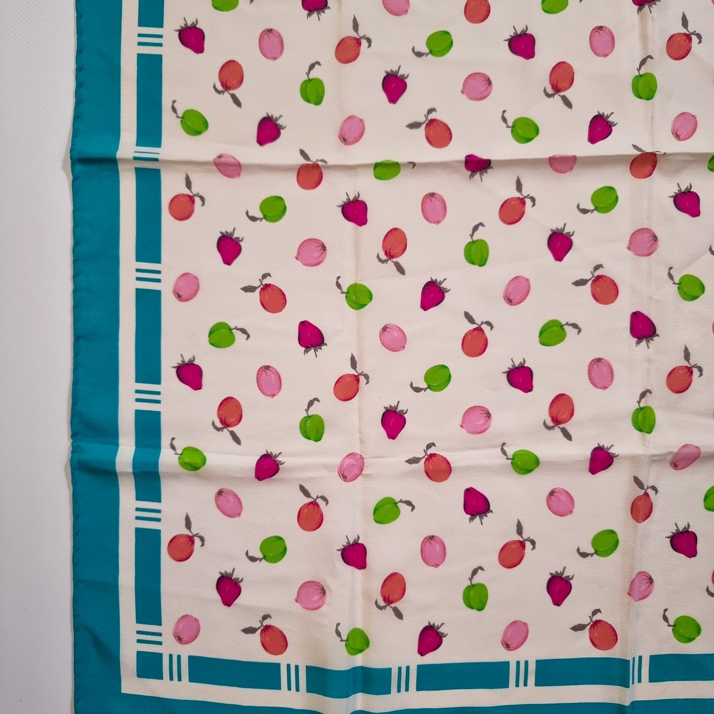 Second hand Gucci Vintage Pure Silk Foulard Fruit Design - Tabita Bags