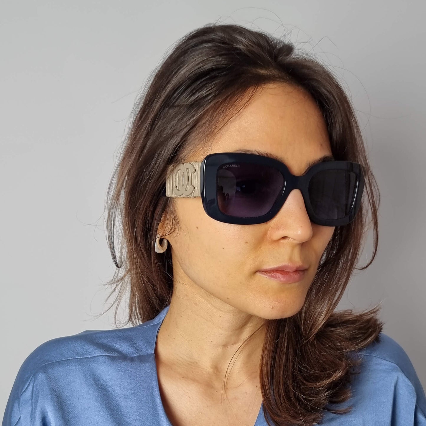 Lunettes de soleil bicolores en acétate carré et cuir de veau 