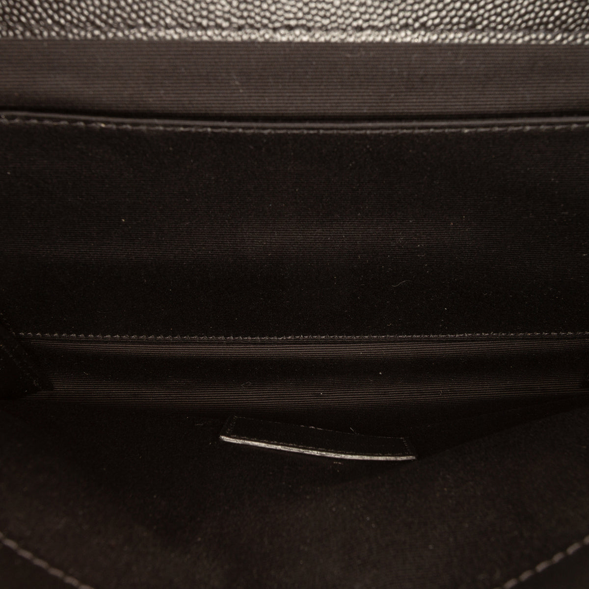 Bolsa a tiracolo Cassandre Envelope Grained couro Pouch acolchoada Chevron em couro texturizado Preto 