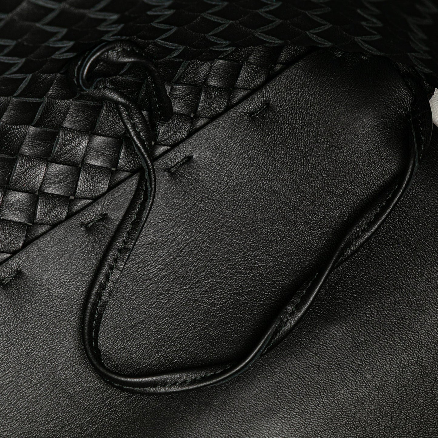 Second hand Bottega Veneta Cabat Medium Leather Intrecciato Tote Handbag Black - Tabita Bags
