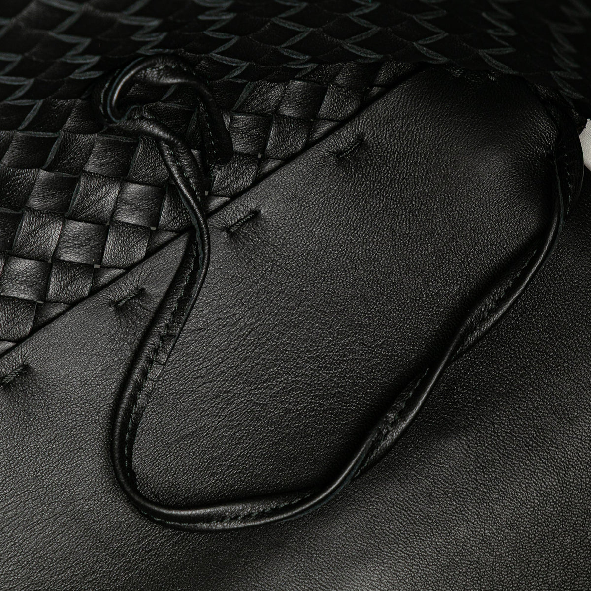 Second hand Bottega Veneta Cabat Medium Leather Intrecciato Tote Handbag Black - Tabita Bags