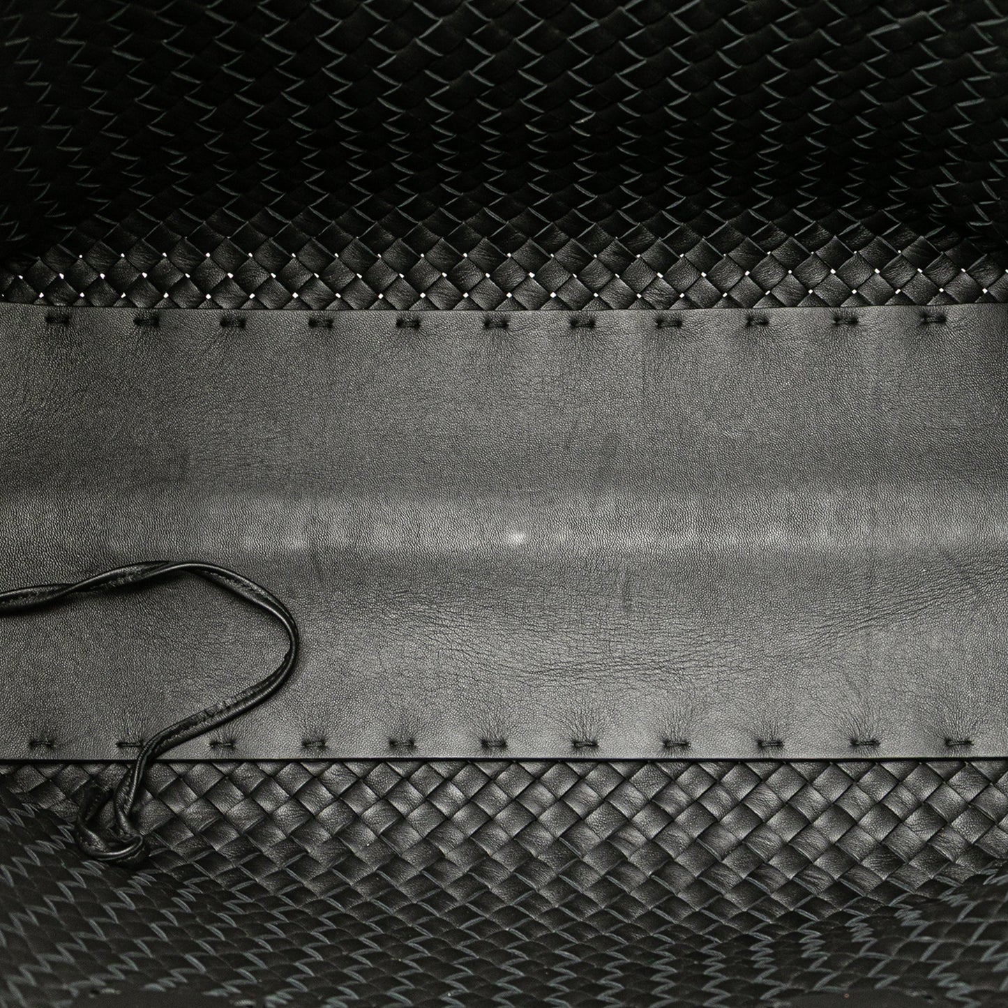 Second hand Bottega Veneta Cabat Medium Leather Intrecciato Tote Handbag Black - Tabita Bags