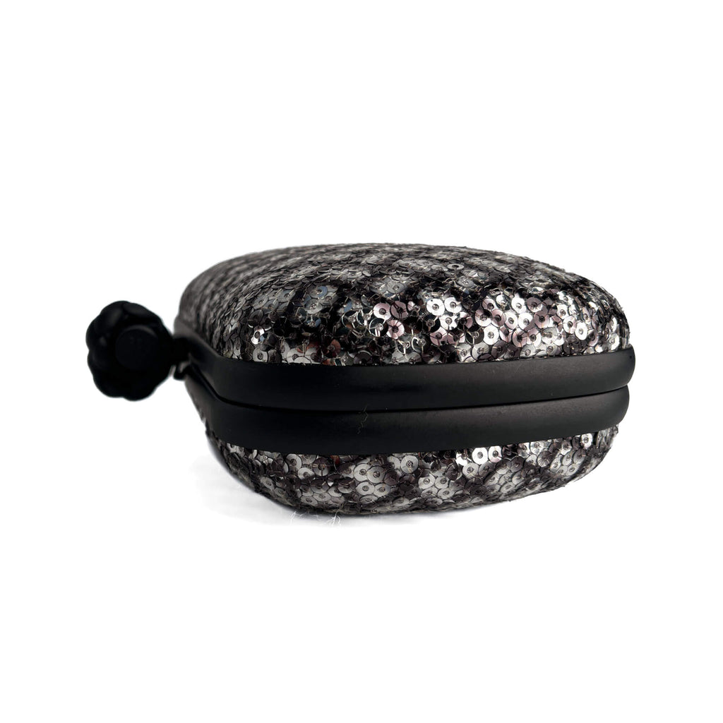Second hand Bottega Veneta Knot Leather & Sequin Minauderie Clutch Bicolor - Tabita Bags