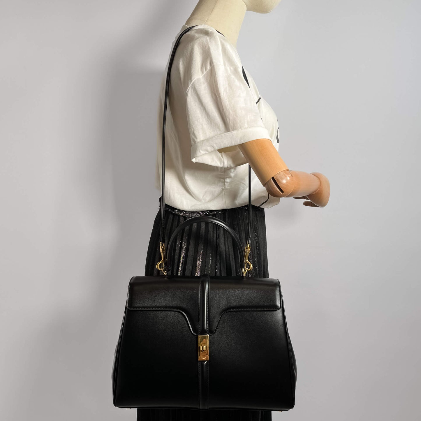 Second hand Céline 16 Seize Classique Shiny Calfskin Leather Top - handle Bag Black - Tabita Bags