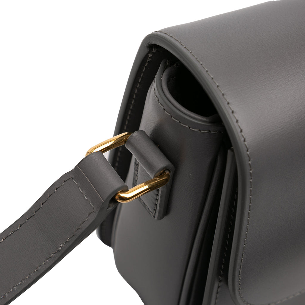 Second hand Céline Triomphe Classique Shiny Calfskin Leather Flap Crossbody Grey - Tabita Bags