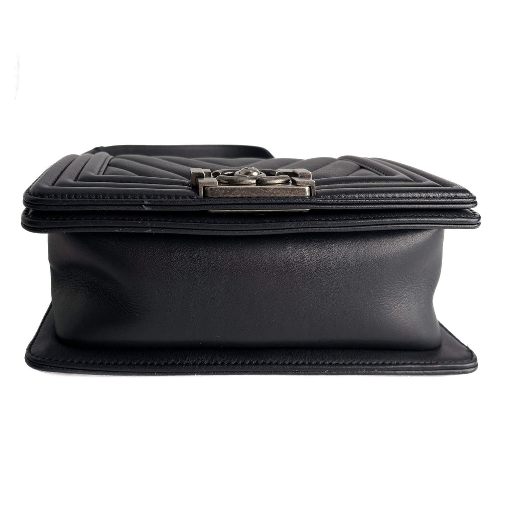 Second hand Chanel Boy Small Chevron Leather Flap Bag Navy - Tabita Bags
