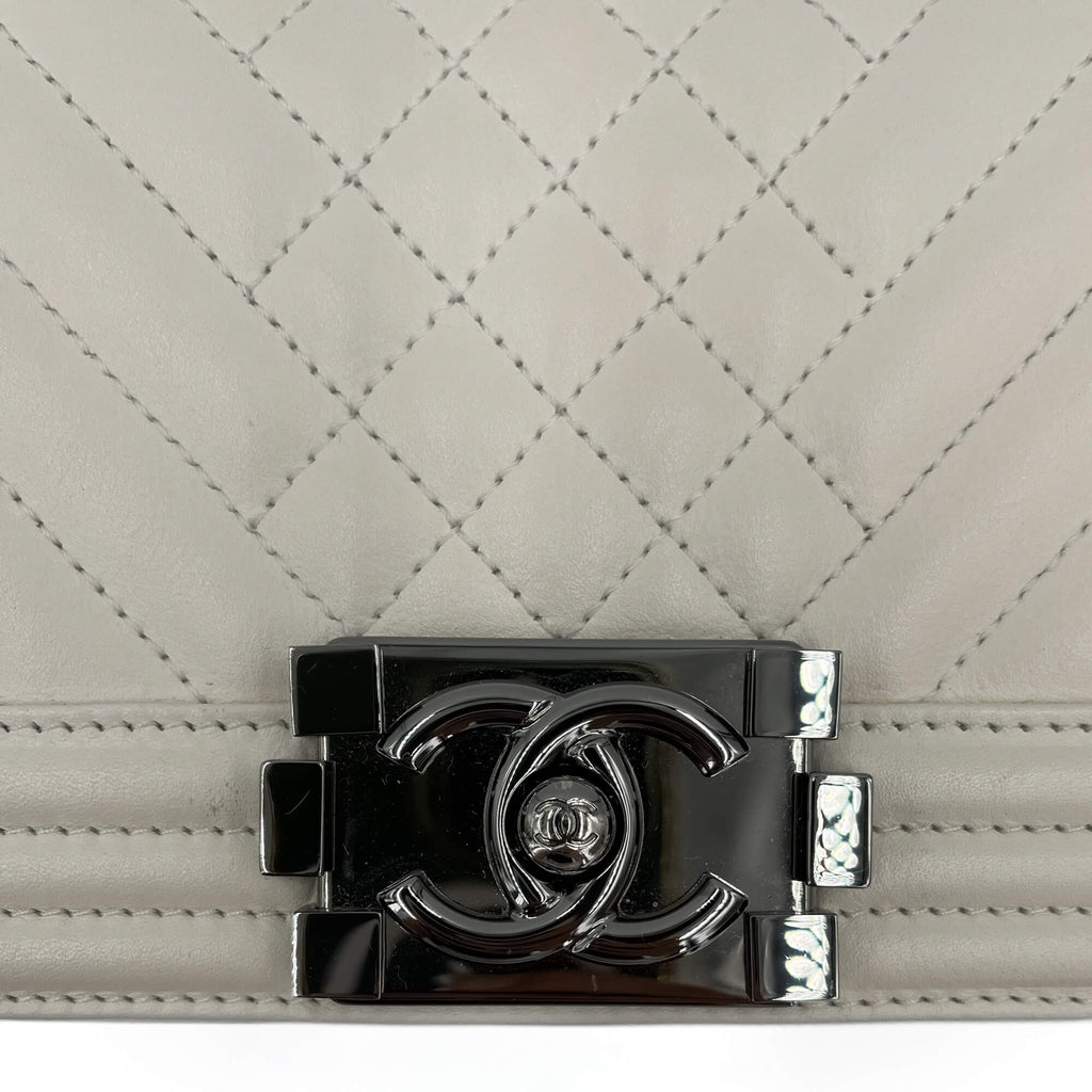Second hand Chanel Boy Small Chevron Leather Flap Bag White - Tabita Bags