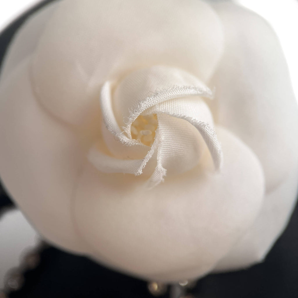 Second hand Chanel Camellia Silk Hair Accessory Bicolor - Tabita Bags