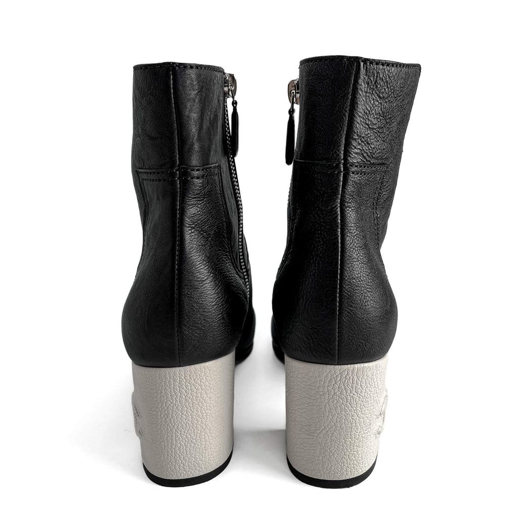 Second hand Chanel CC Goatskin Calfskin Platform Ankle Boots 39 Black & White - Tabita Bags