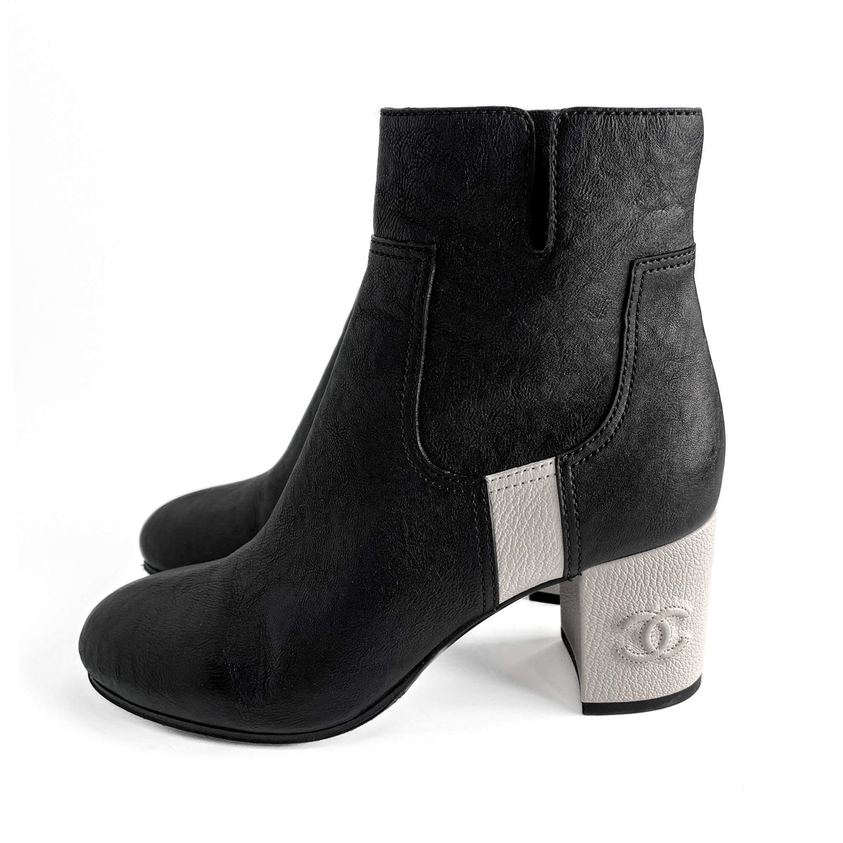 Second hand Chanel CC Goatskin Calfskin Platform Ankle Boots 39 Black & White - Tabita Bags