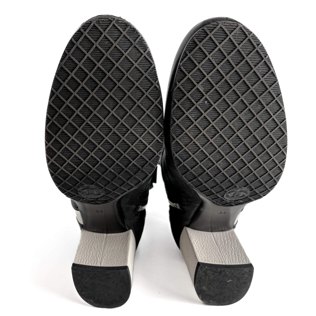 Second hand Chanel CC Goatskin Calfskin Platform Ankle Boots 39 Black & White - Tabita Bags