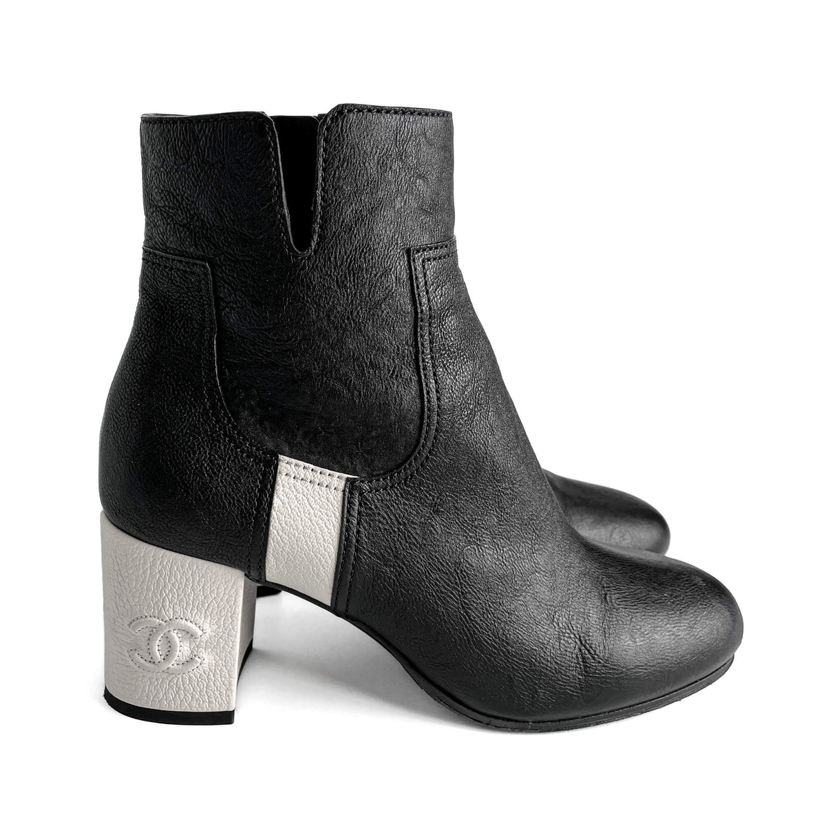 Second hand Chanel CC Goatskin Calfskin Platform Ankle Boots 39 Black & White - Tabita Bags