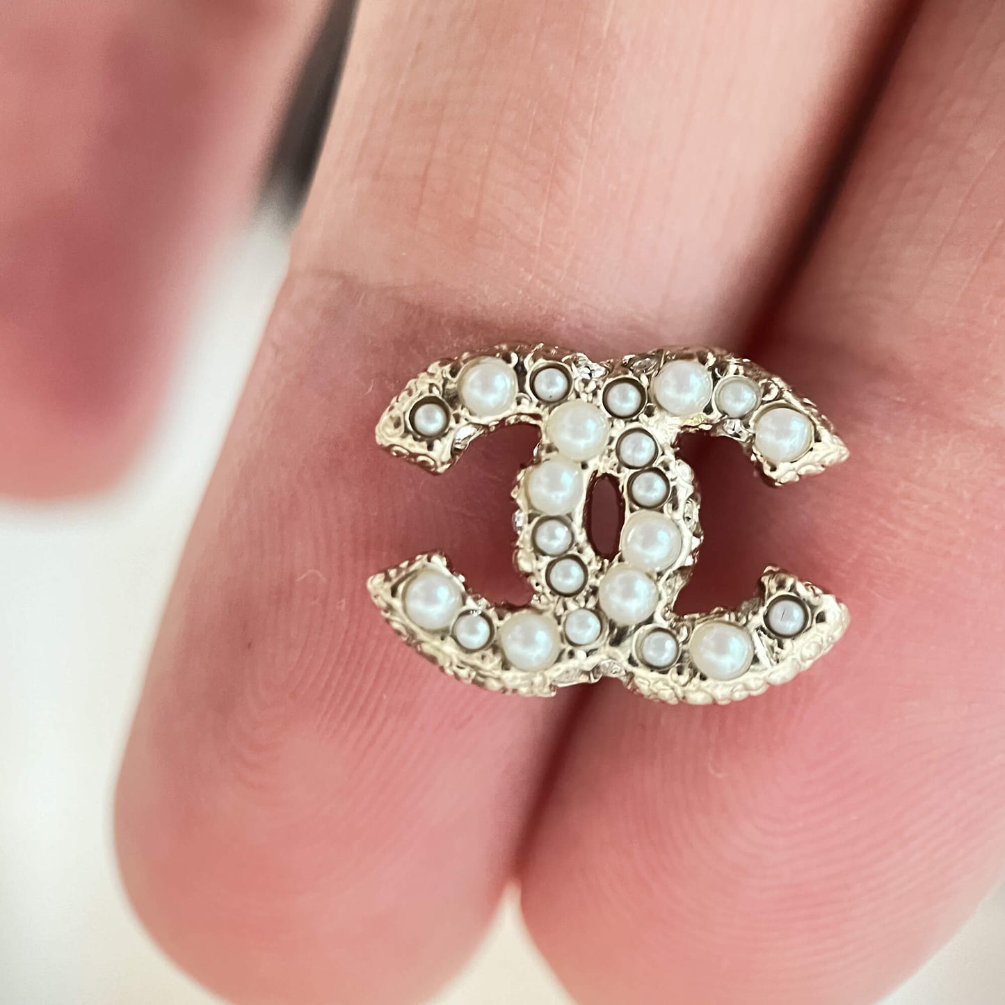 Second hand Chanel CC Stud Earrings Pearly White - Tabita Bags