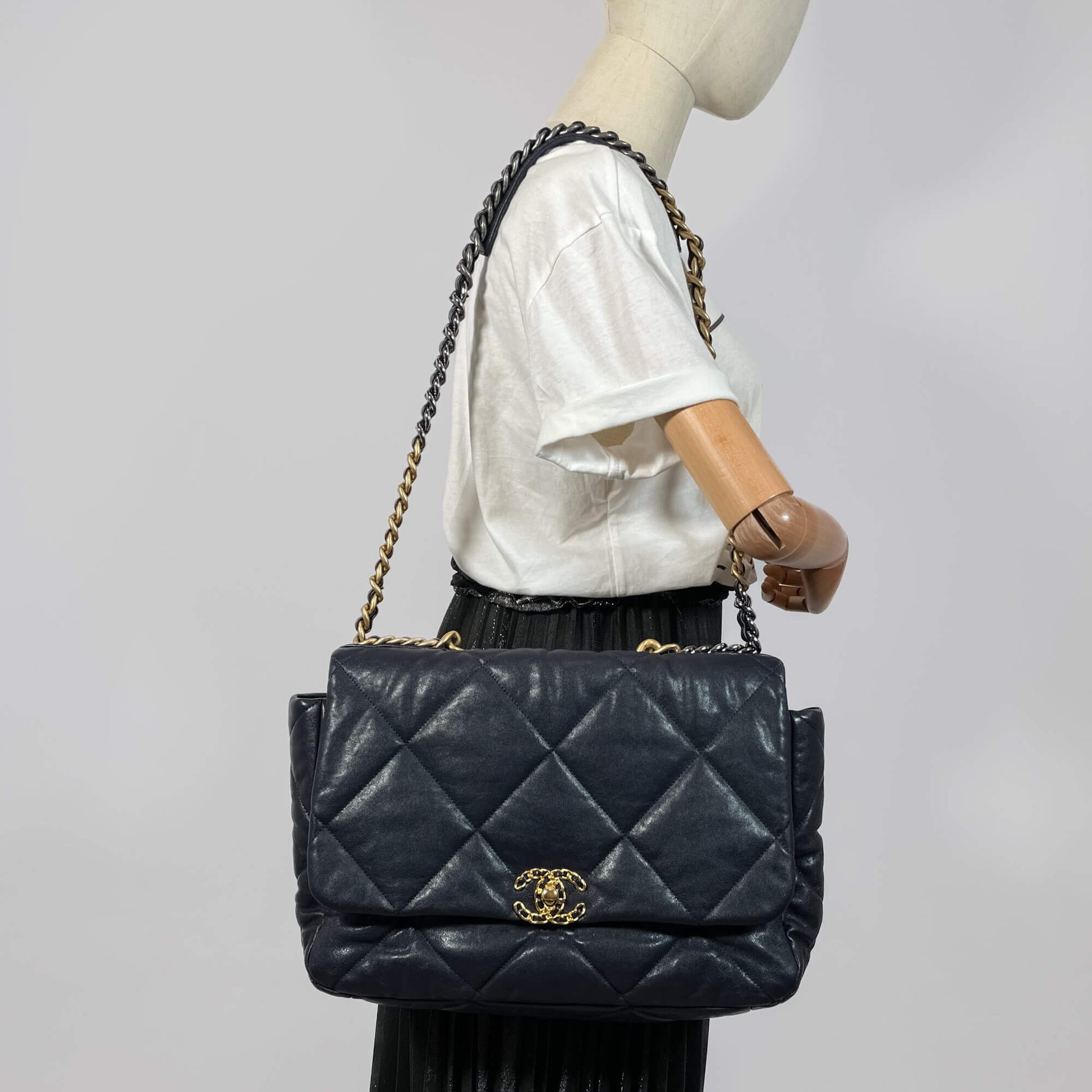 Chanel CHANEL 19 Maxi Matelassè Lambskin Leather Flap Bag Navy