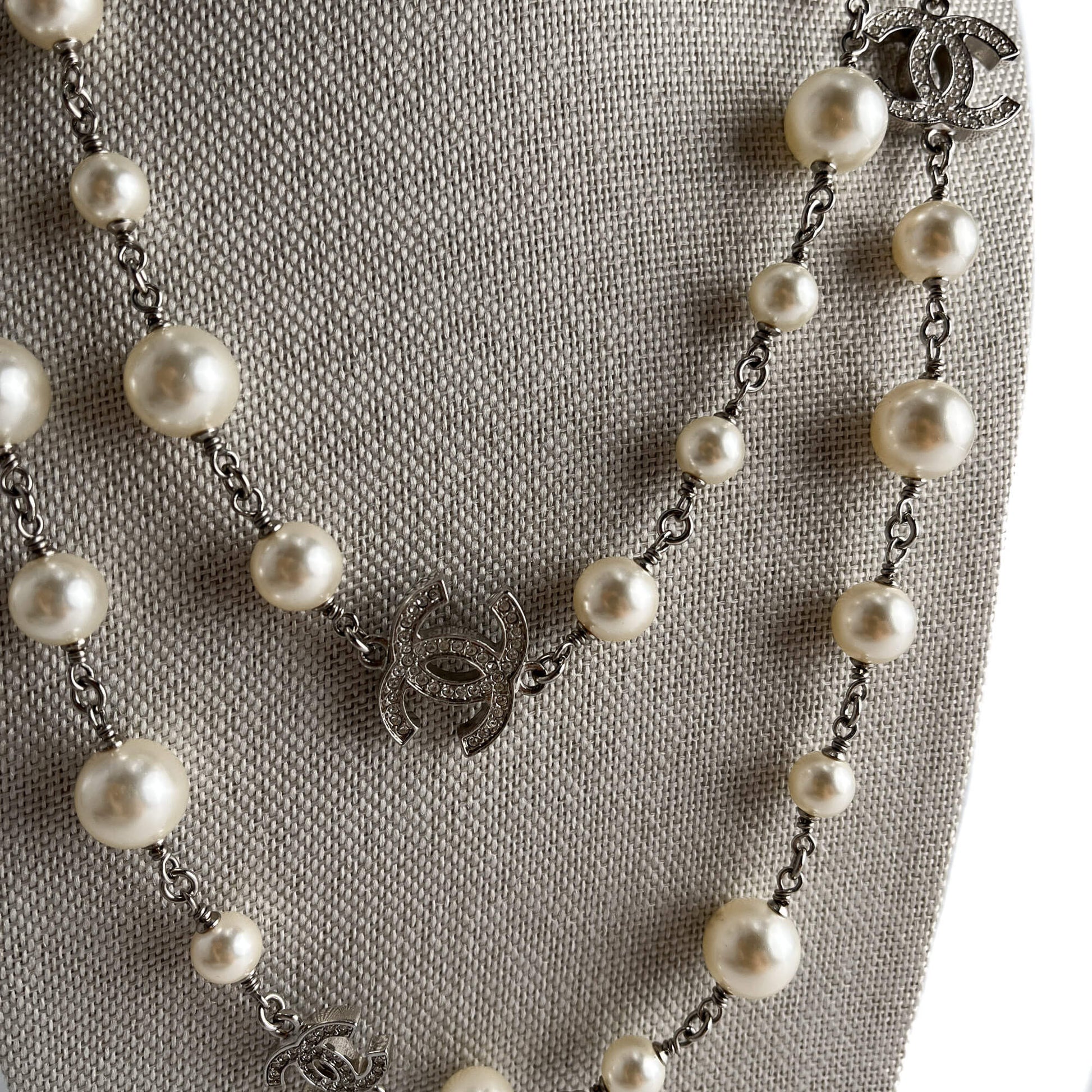 Second hand Chanel Crystal Pearls CC Metal & Faux Pearls 2 - Ways Long Necklace Silver - Tabita Bags