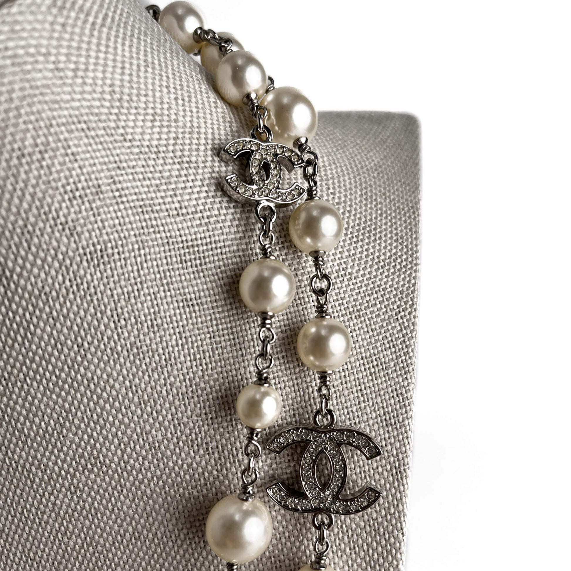 Second hand Chanel Crystal Pearls CC Metal & Faux Pearls 2 - Ways Long Necklace Silver - Tabita Bags