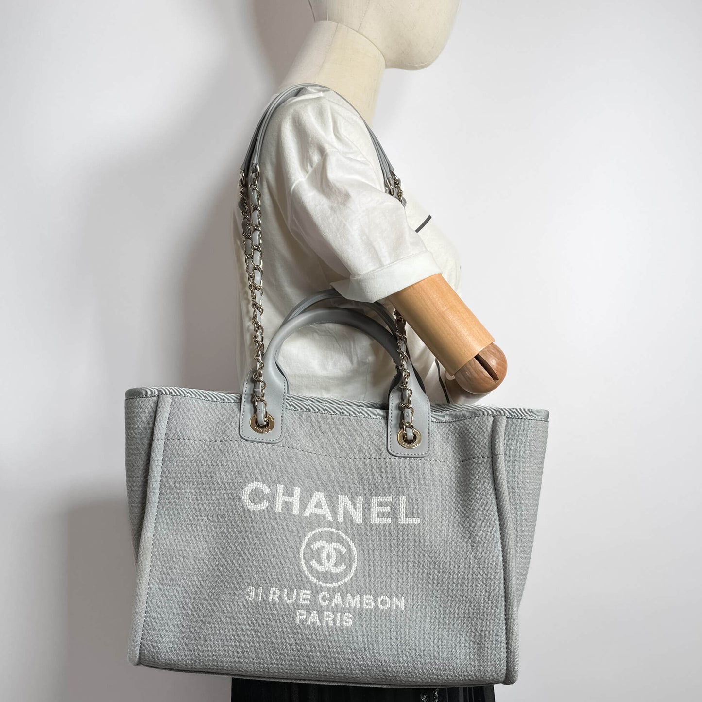 Second hand Chanel Deauville Medium Raffia 2 - Ways Tote Bag Grey - Tabita Bags