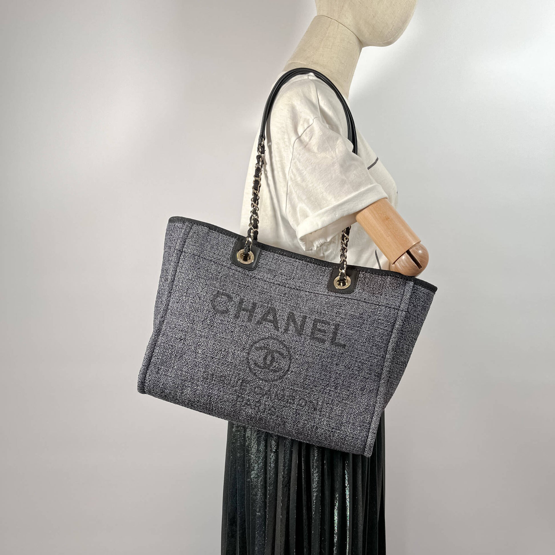 Second hand Chanel Deauville Small Raffia Tote Bag Navy - Tabita Bags