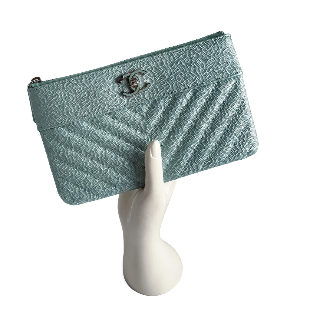 Second hand Chanel Mademoiselle Chevron Caviar Leather Pouch Metalic Iriscedent Blue - Tabita Bags