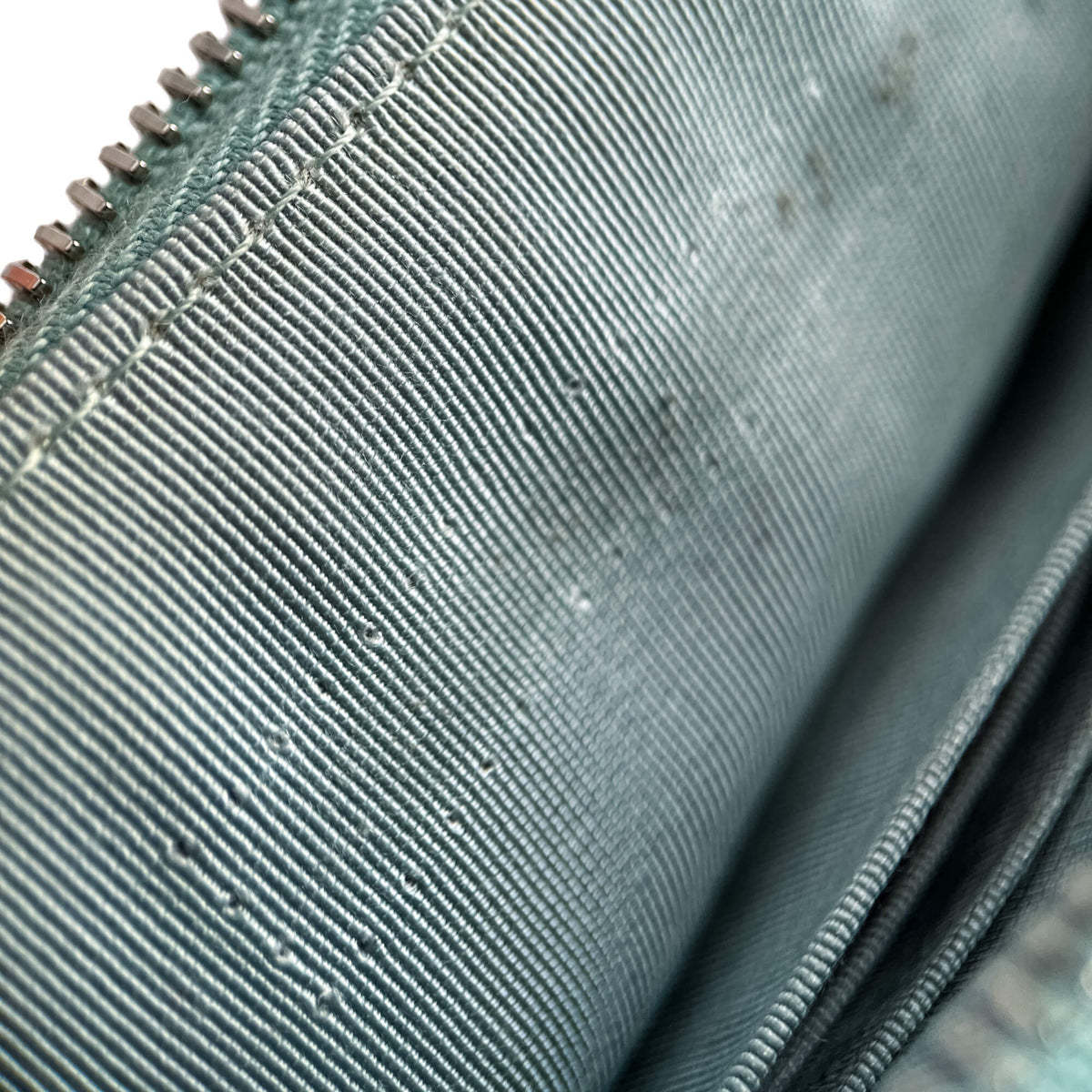 Second hand Chanel Mademoiselle Chevron Caviar Leather Pouch Metalic Iriscedent Blue - Tabita Bags