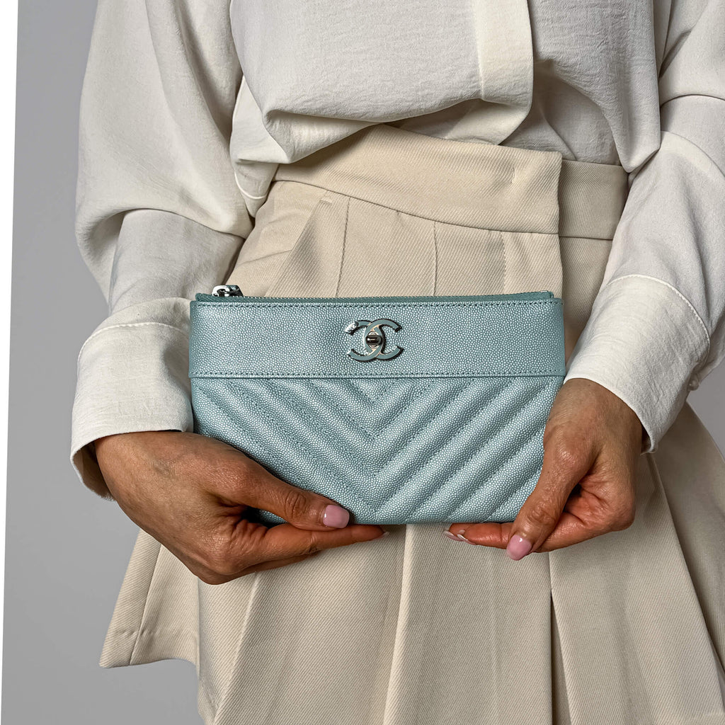 Second hand Chanel Mademoiselle Chevron Caviar Leather Pouch Metalic Iriscedent Blue - Tabita Bags
