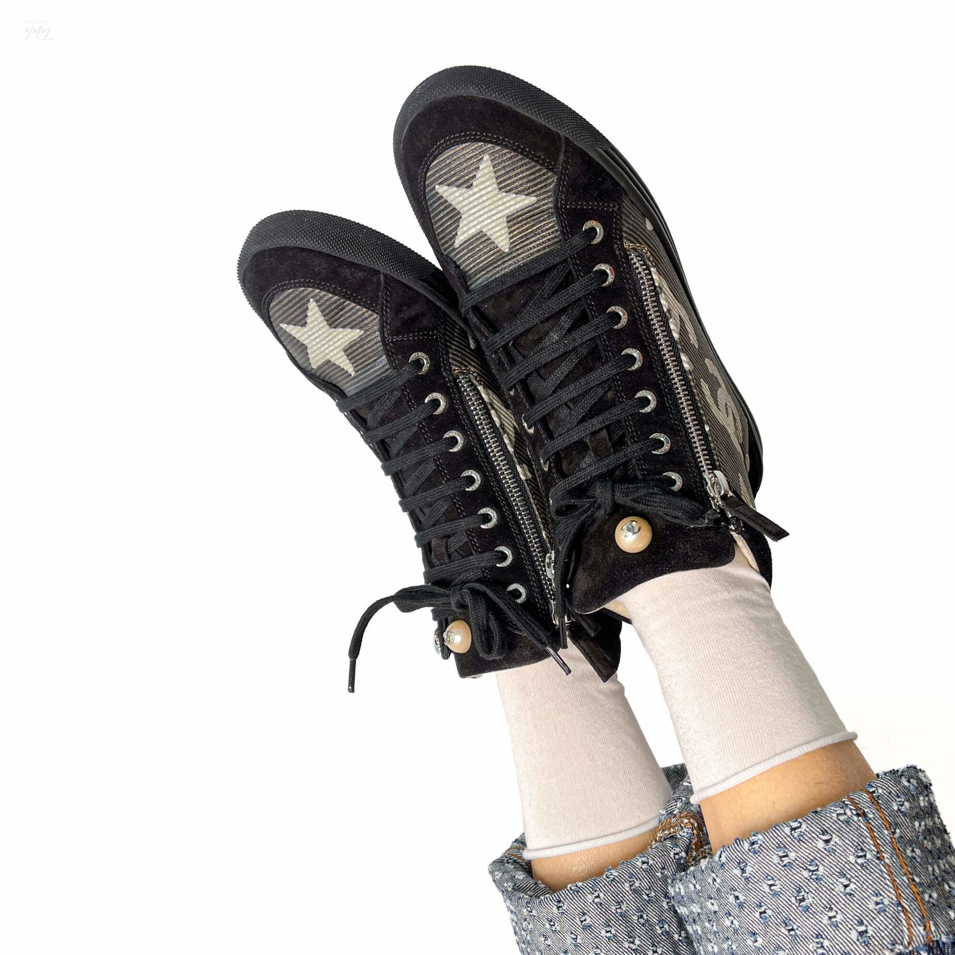 Second hand Chanel Paris Dallas Canvas Sneakers 38 Stars and CC LOGO Black & White - Tabita Bags