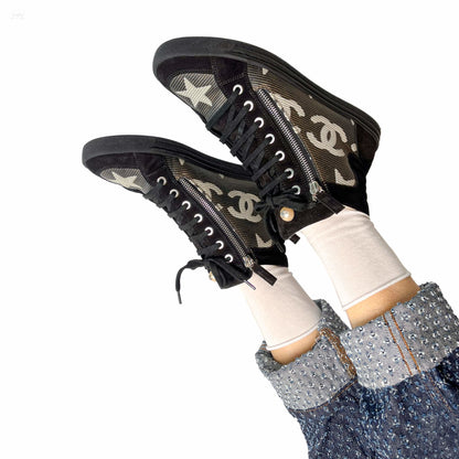 Second hand Chanel Paris Dallas Canvas Sneakers 38 Stars and CC LOGO Black & White - Tabita Bags