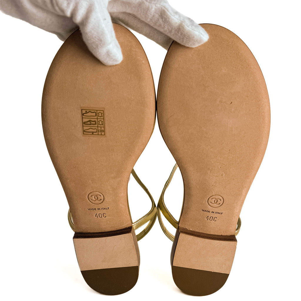 Second hand Chanel T - strap Tong Leather Sandals Gold - Tabita Bags