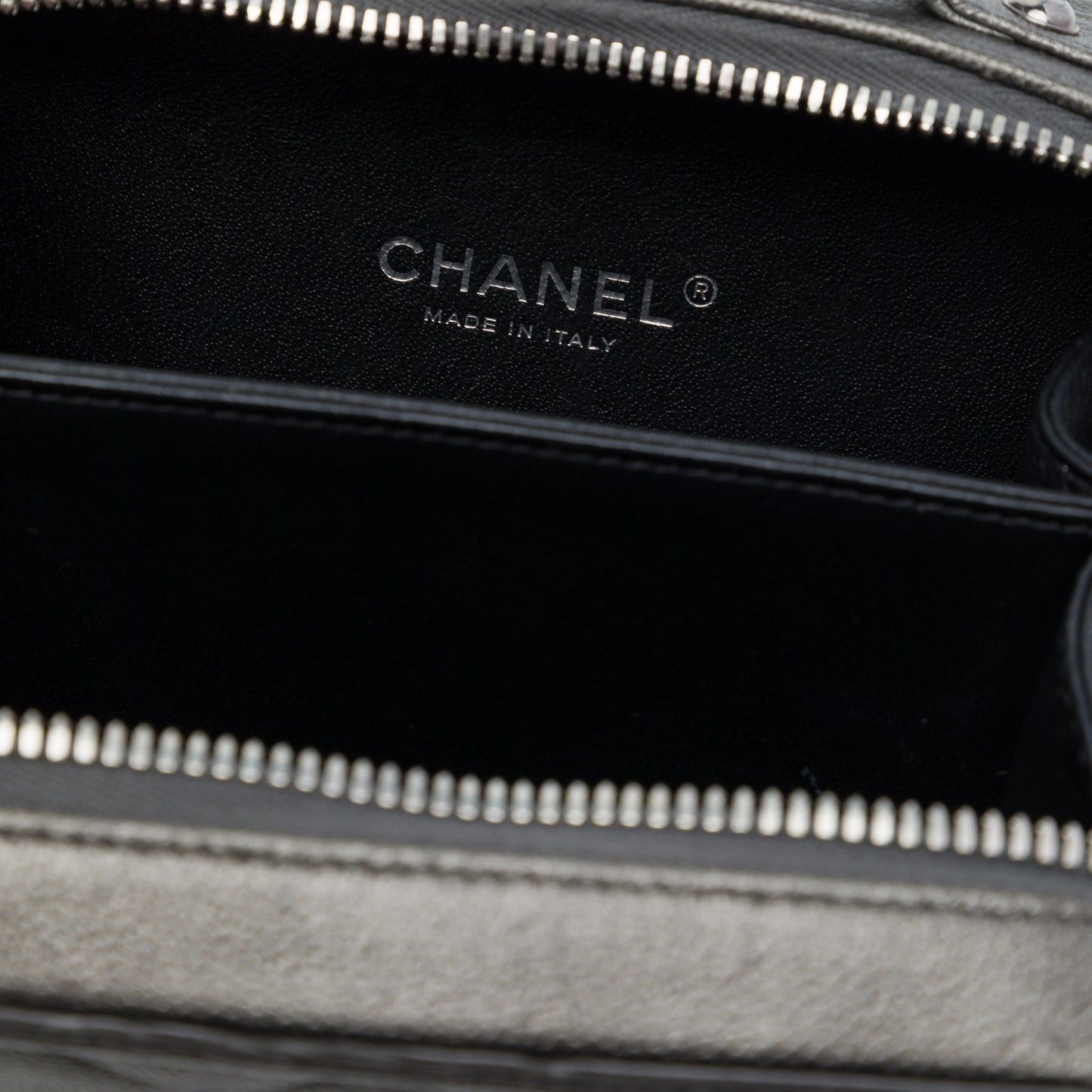 Second hand Chanel Vanity Case Small Caviar Leather CC Filigree Quilted Camera Crossbody Grey - Tabita Bags