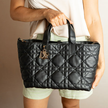 Second hand Dior Toujours Medium Calfskin Leather Macrocannage Pouch Tote Handbag Black - Tabita Bags