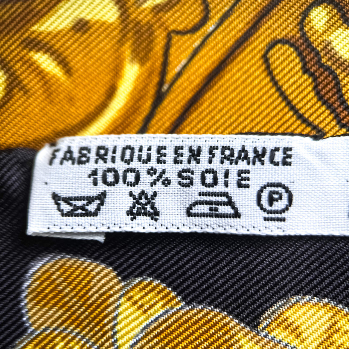 Second hand Hermes Foulard 90 Silk Armetes en Panache Black - Tabita Bags