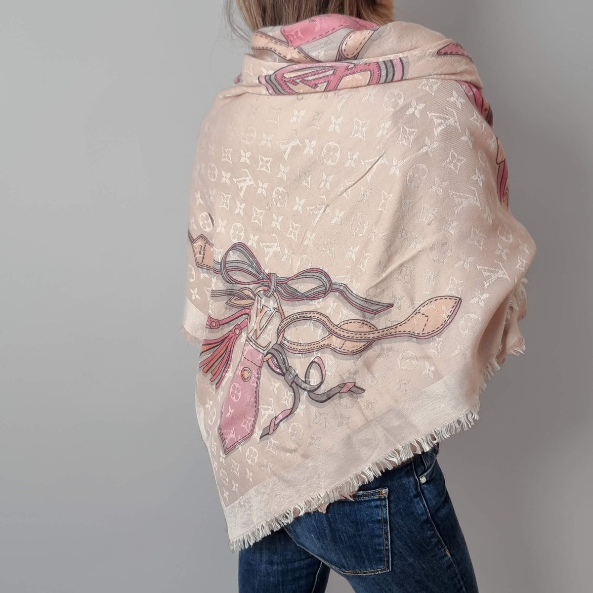 Second hand Louis Vuitton Wool & Silk Foulard Pink - Tabita Bags
