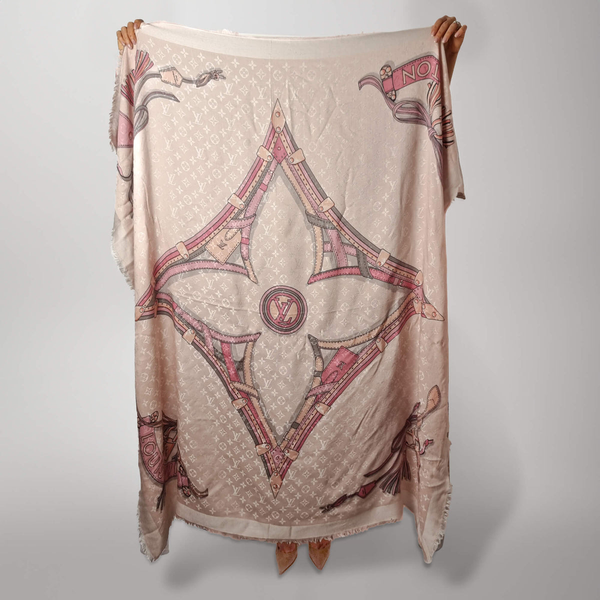 Second hand Louis Vuitton Wool & Silk Foulard Pink - Tabita Bags