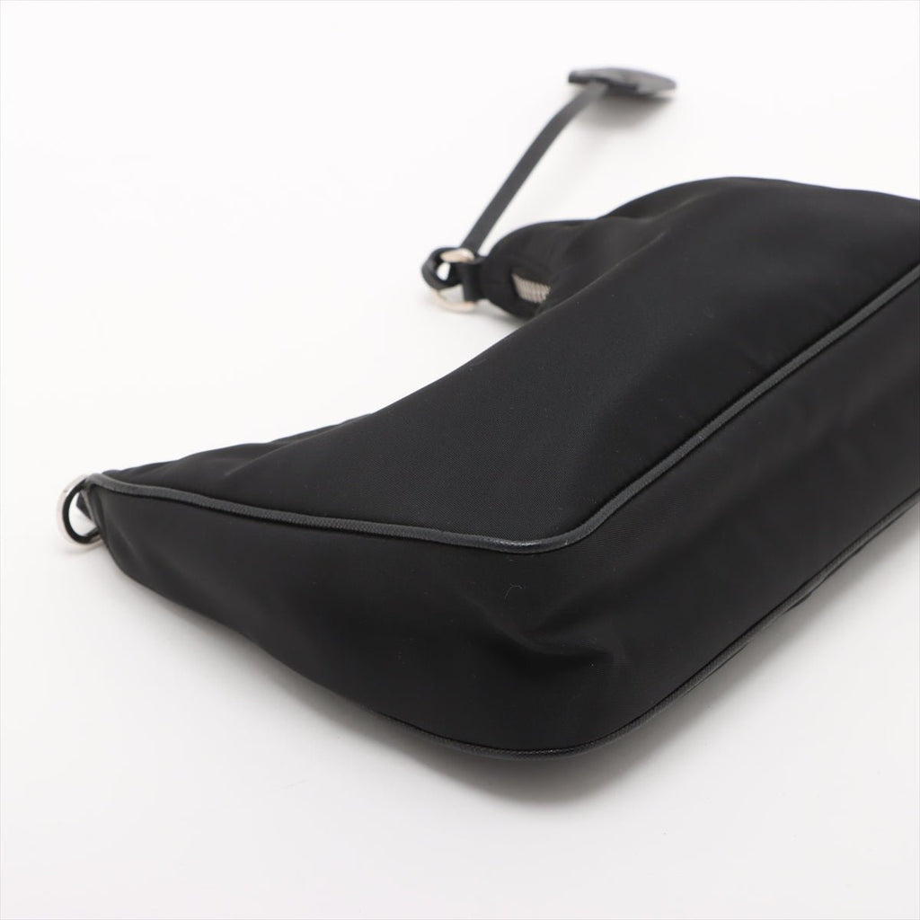 Second hand Prada Re-Edition 2005 Econyl Nylon Pouch Crossbody Black - Tabita Bags