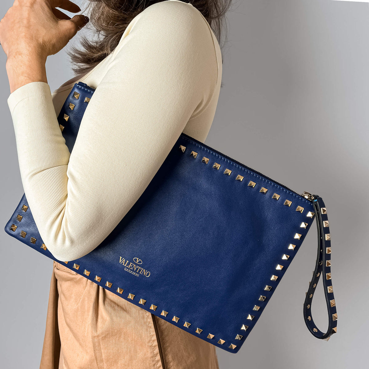 Second hand Valentino Garavani Rockstud Medium Calfskin Leather Pouch Blue - Tabita Bags