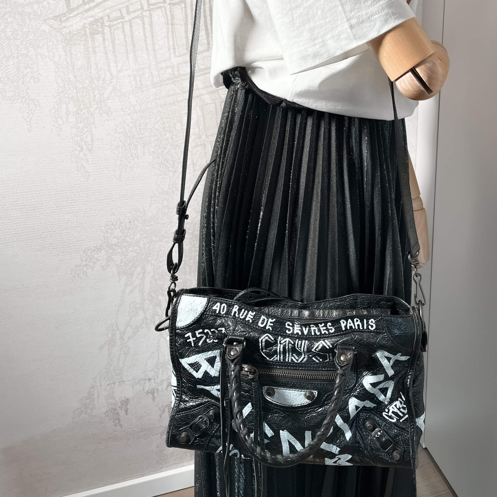 Balenciaga graffiti shoulder bag deals