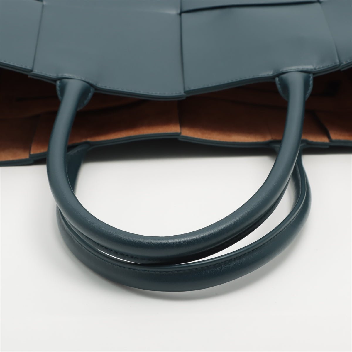 Second hand Bottega Veneta Large Arco Tote in Blue Navy Intrecciato Leather - Tabita Bags