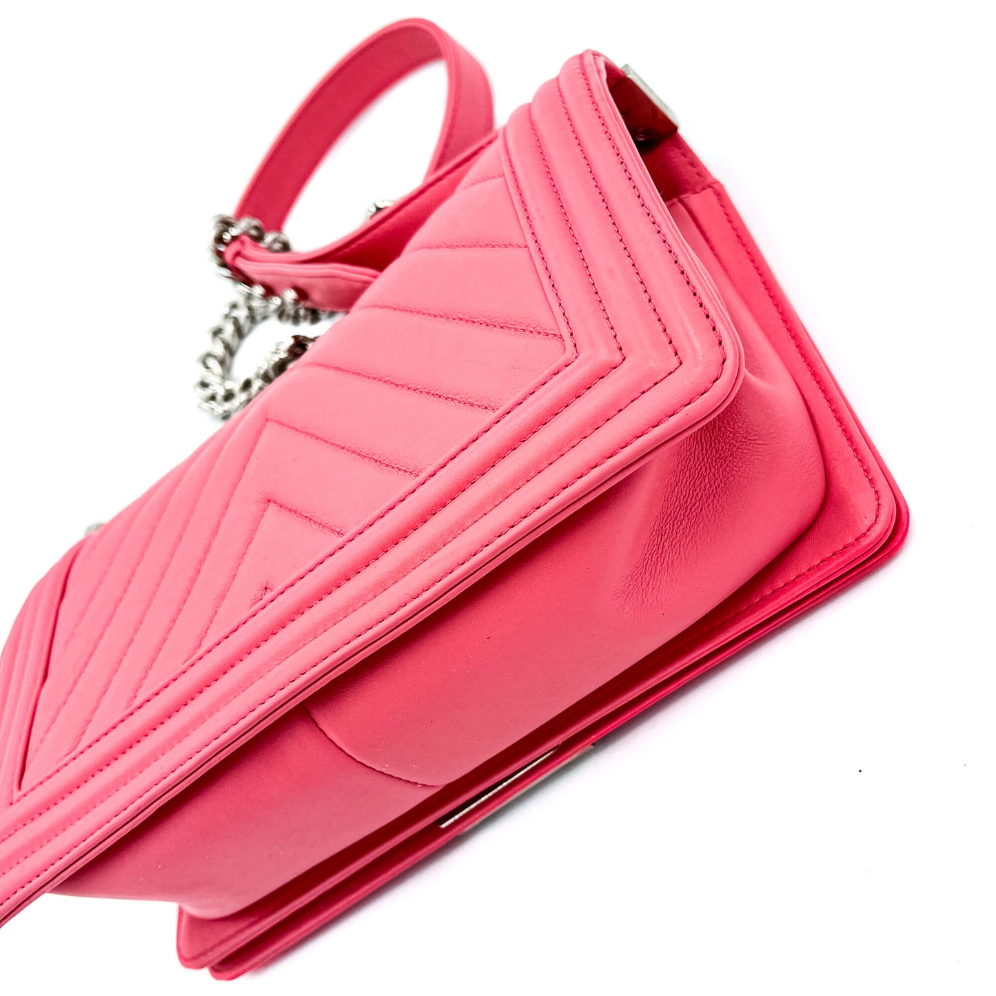 Second hand Chanel Boy Medium Chevron Calfskin Pink Bag - Tabita Bags