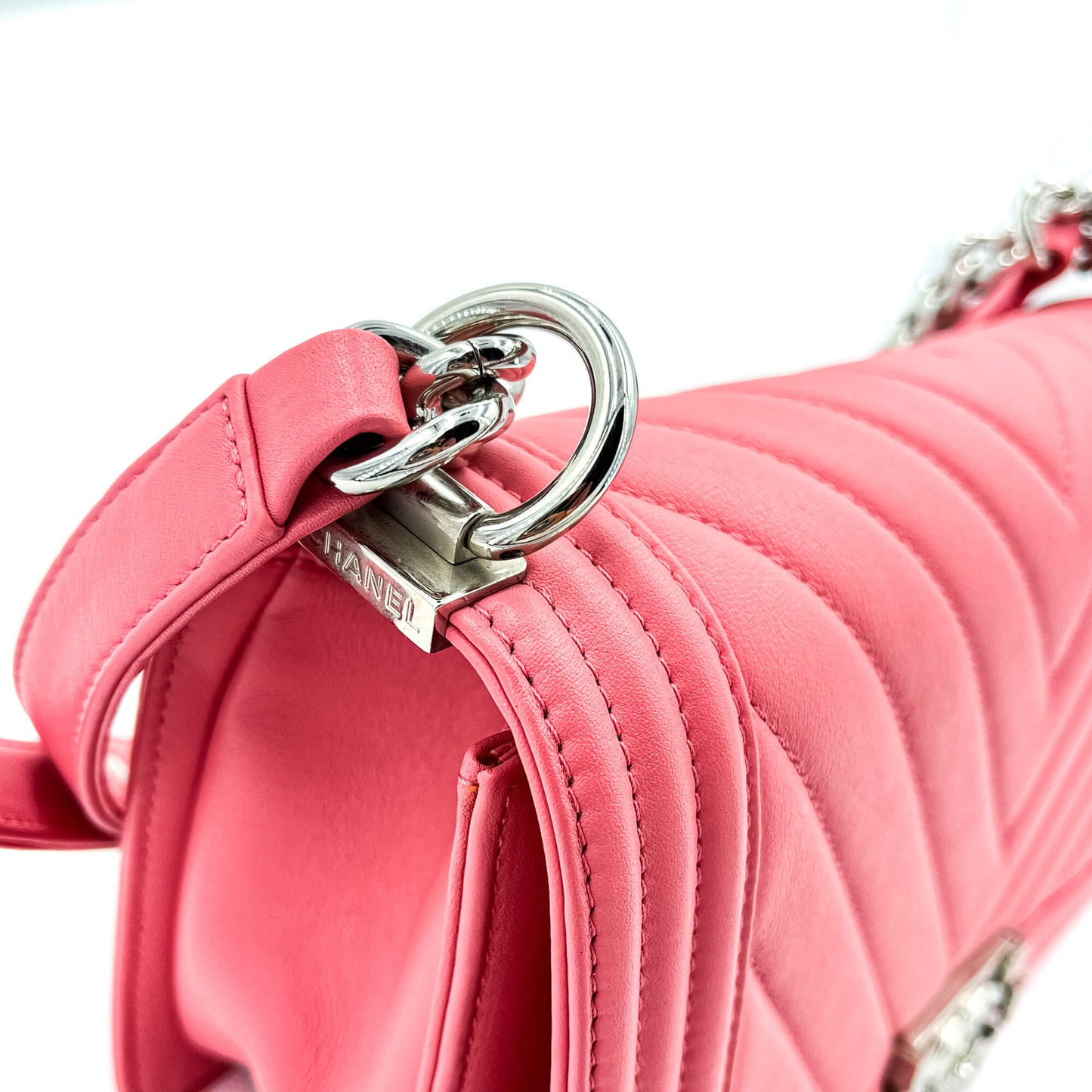 Second hand Chanel Boy Medium Chevron Calfskin Pink Bag - Tabita Bags