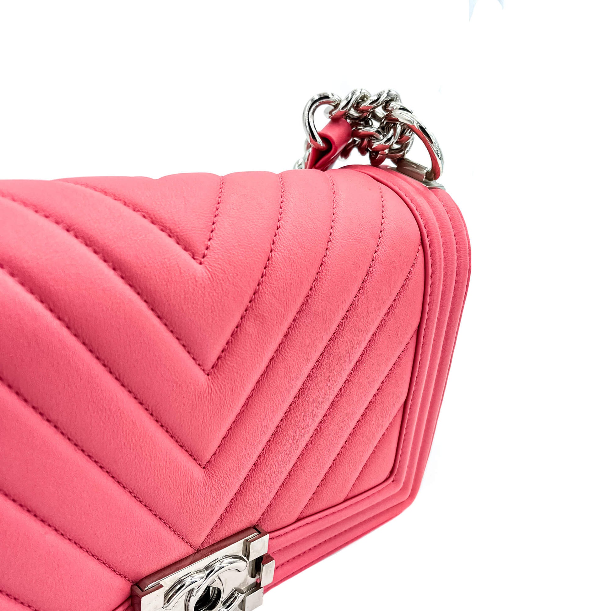 Second hand Chanel Boy Medium Chevron Calfskin Pink Bag - Tabita Bags