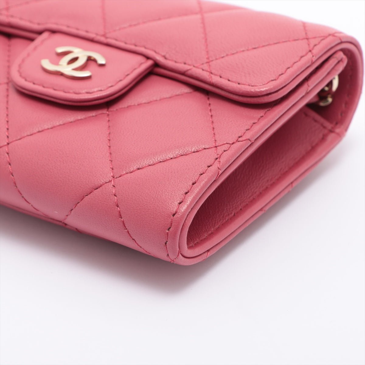 Second hand Chanel Mini Clutch With Chain in Pink Matelasse Lambskin and Gold - Tabita Bags