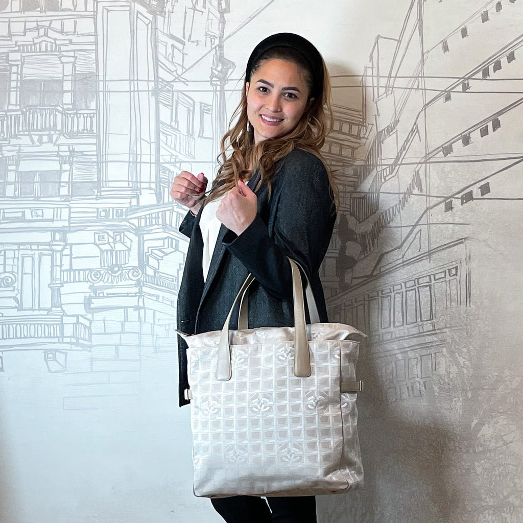 Second hand Chanel Tote bag in Grey Cloth Vintage - Tabita Bags