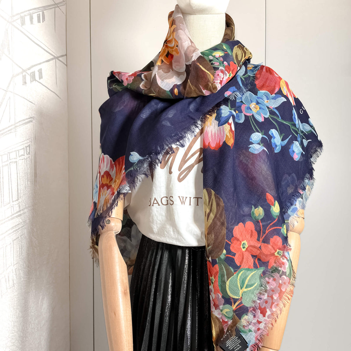 Second hand Gucci GG Flora Print Wool Foulard Navy - Tabita Bags