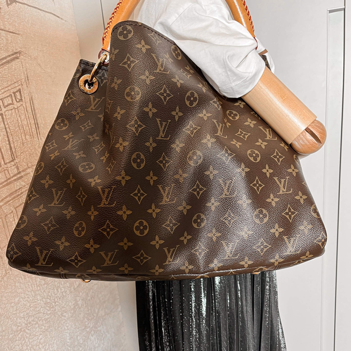 Second hand Louis Vuitton Artsy Canvas Hobo Bag Monogram - Tabita Bags