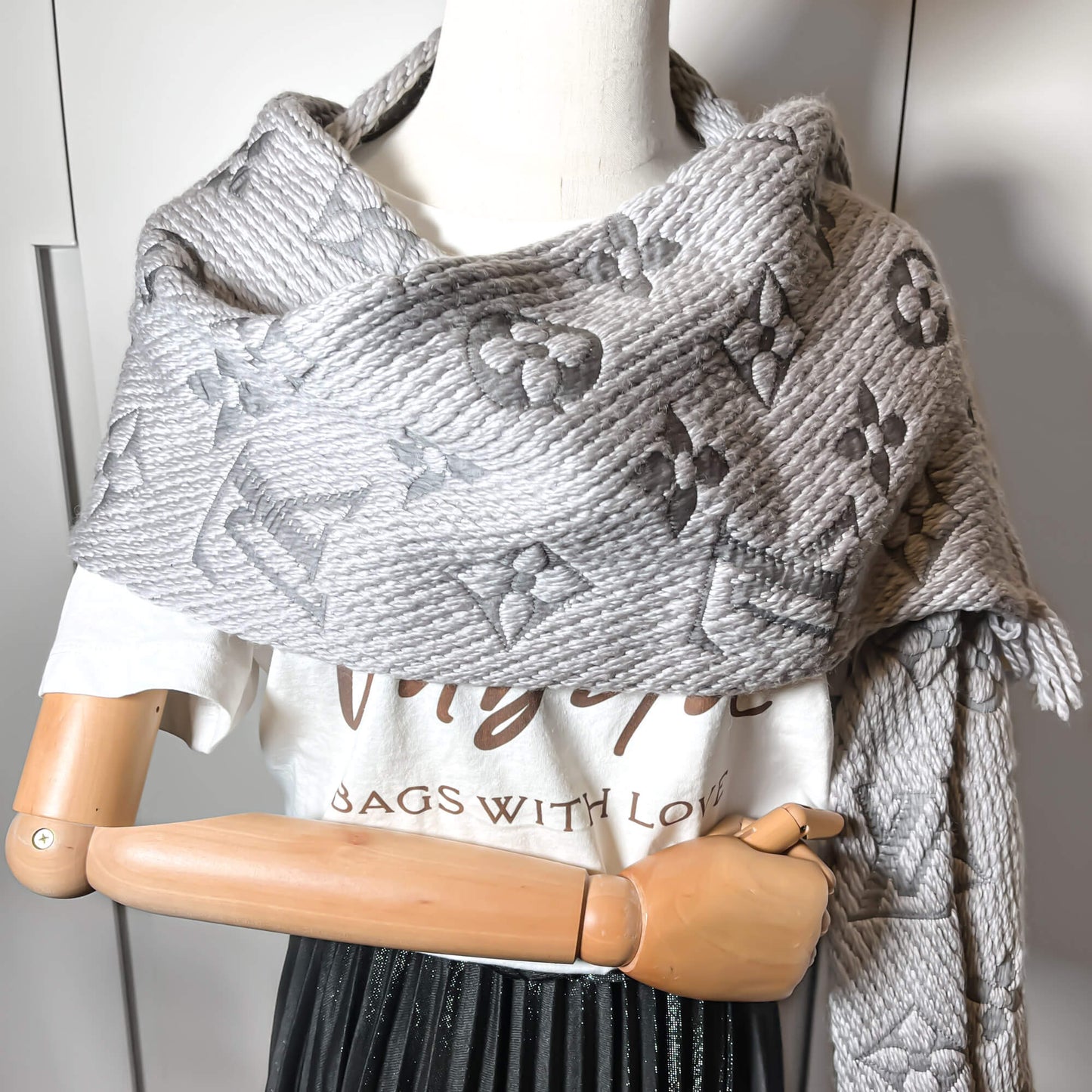 Second hand Louis Vuitton Logomania Wool &Silk Scarf Grey - Tabita Bags