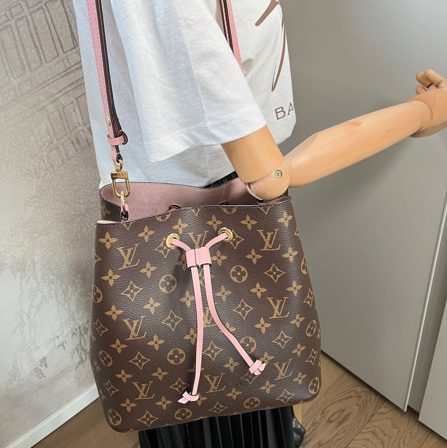 Second hand Louis Vuitton NéoNoé MM Monogram 2-Way Bucket Bag - Tabita Bags