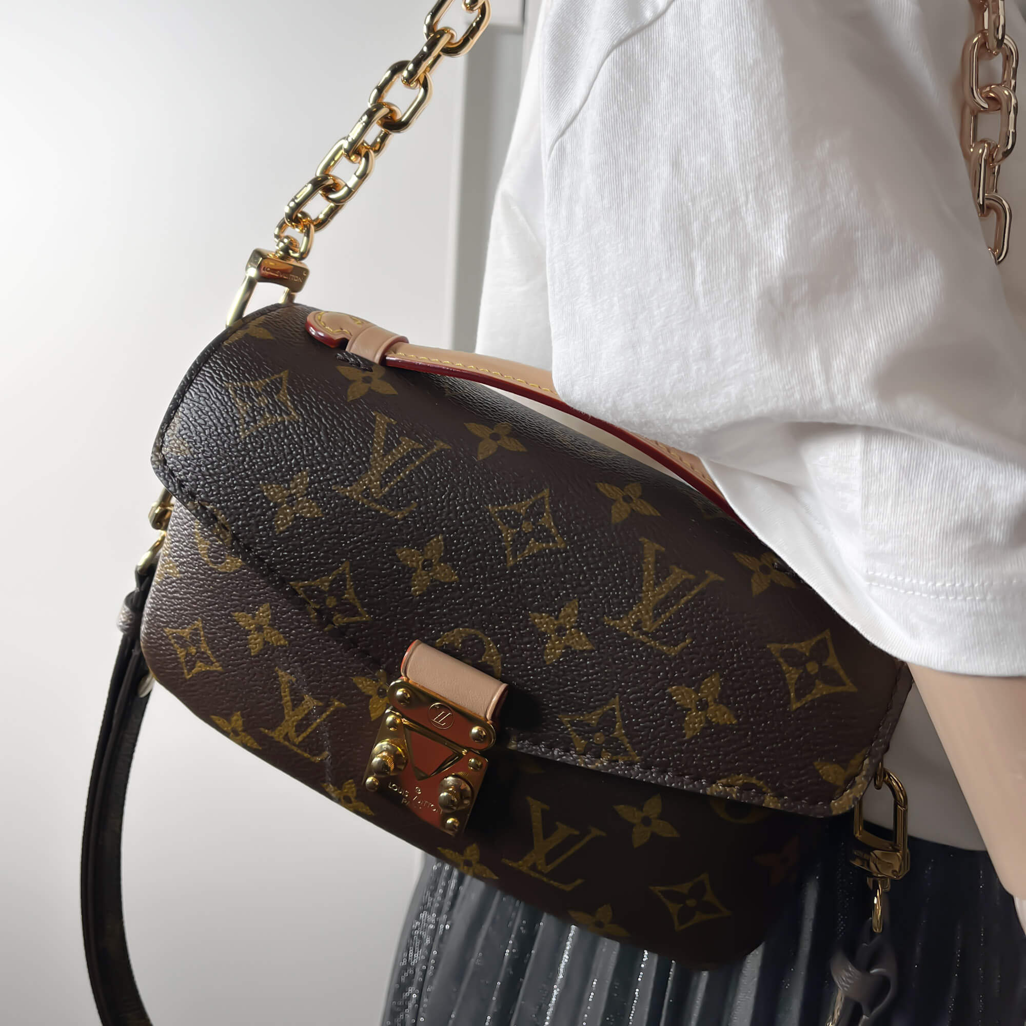 Louis Vuitton Pochette shops mit Louis Vuitton Schulterriemen