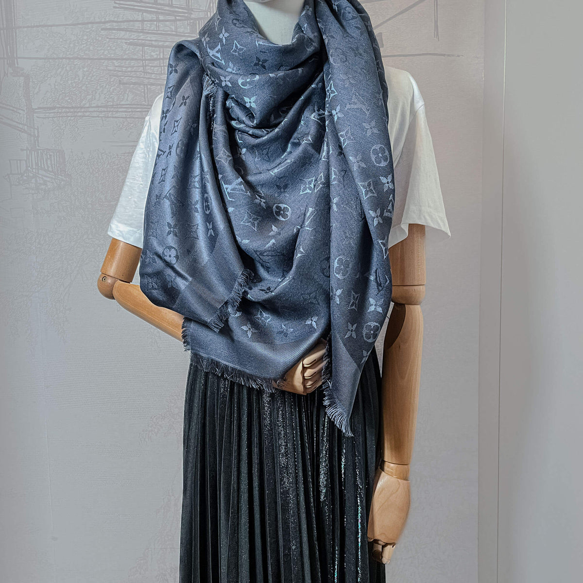 Second hand Louis Vuitton Starlight Shawl Silk & Wool Blue Navy 140x140 - Tabita Bags