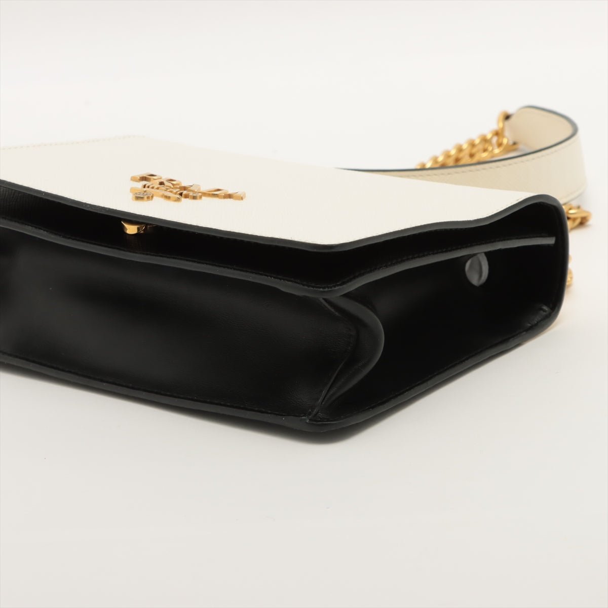 Prada Borsa piccola in pelle saffiano bianca con patta a catena